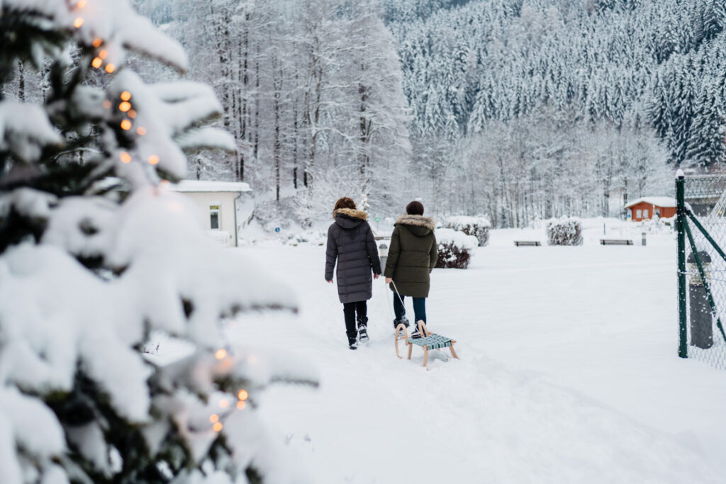 BSL Garten im Winter mit Kurgästen
