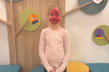 Fröhliches Kinderschminken in der Kinderreha Wiesing