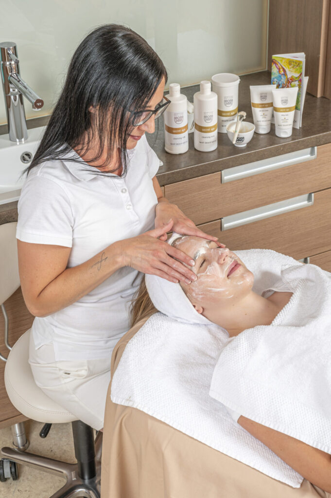 Kosmetikbehandlung mit Gesichtsmassage