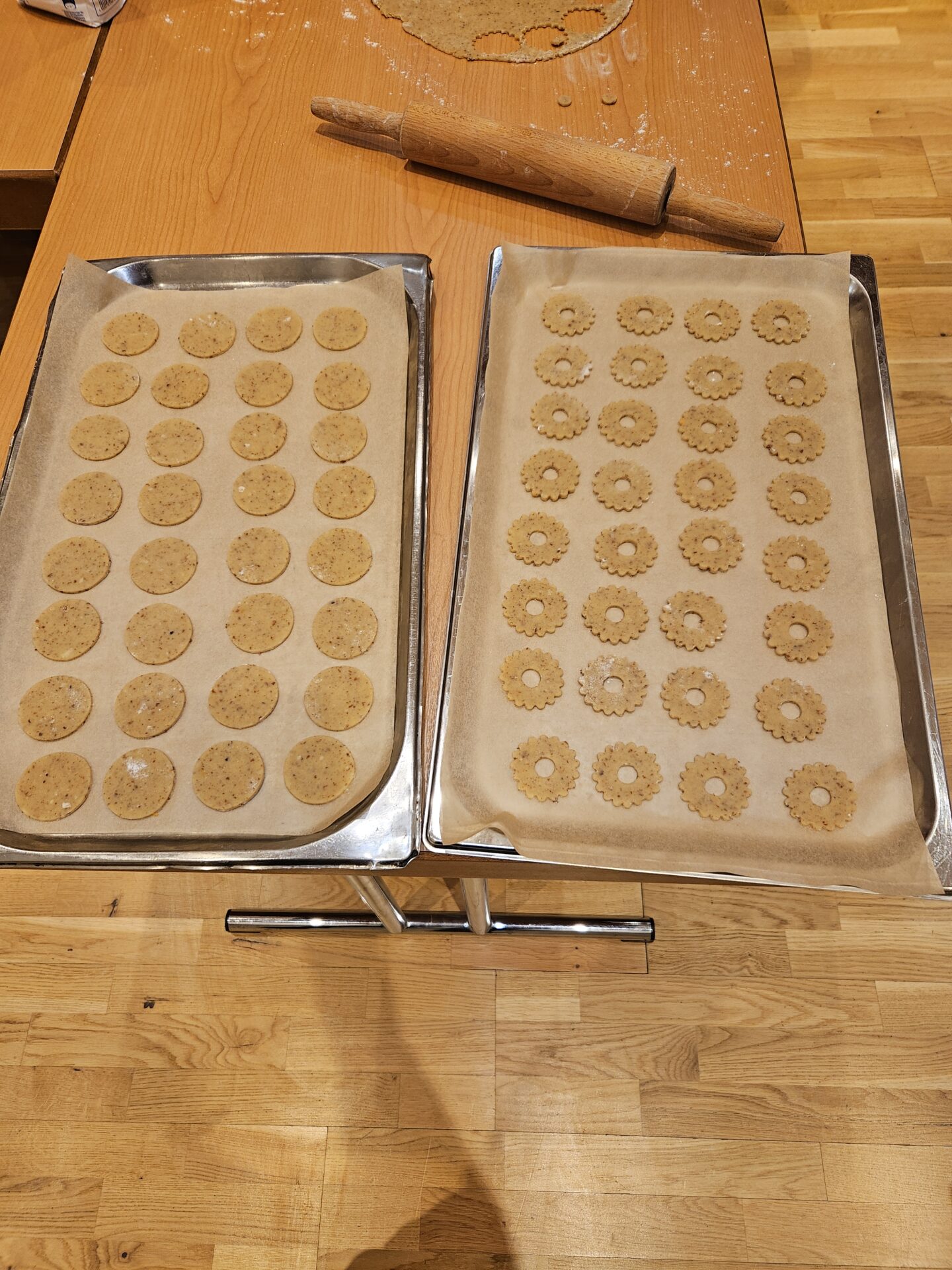 Kurgäste backen bei Freizeitprogramm Kekse