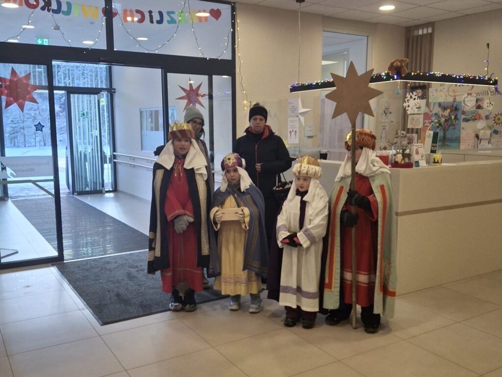 Sternsinger besuchen die Kinder- und Jugendreha in Wiesing
