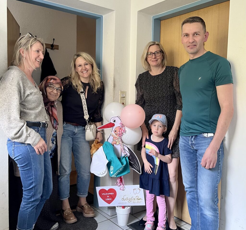 Wiesing gratuliert Mitarbeiterin zur Geburt einer Tochter