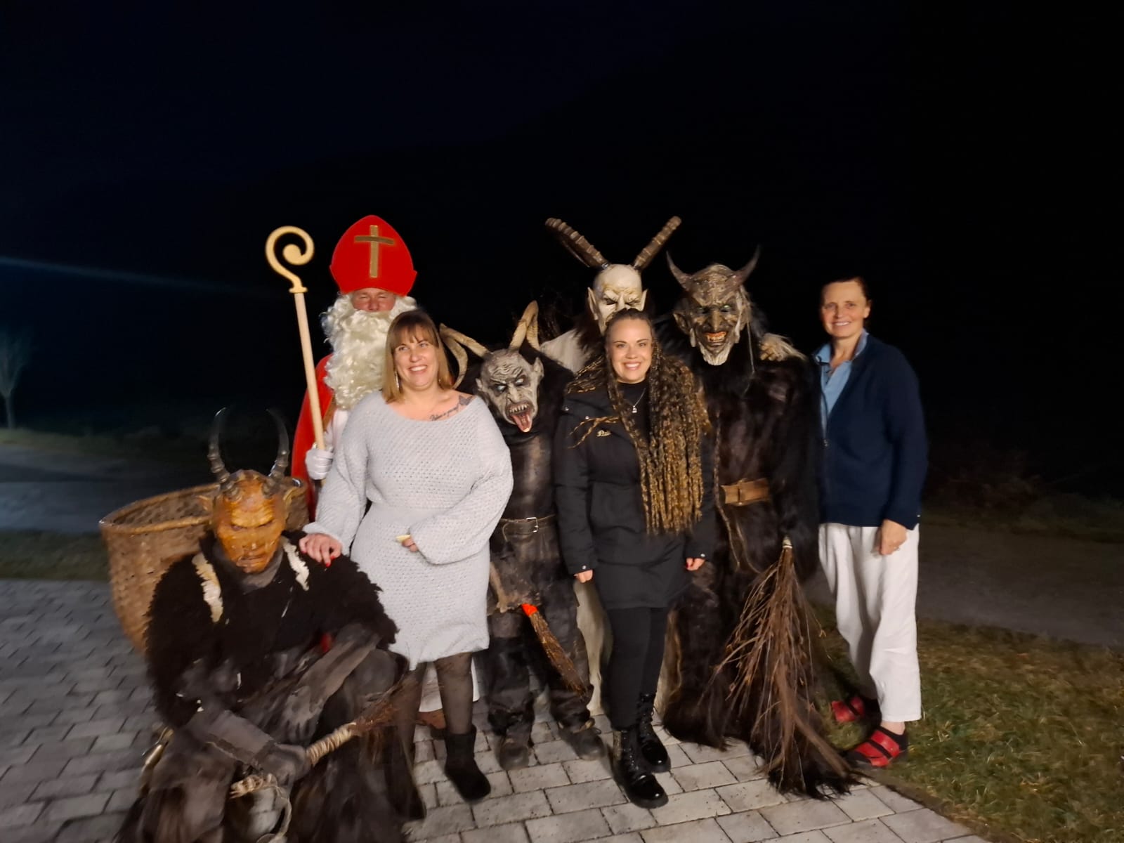 Buntes Treiben mit Nikolaus und Krampussen